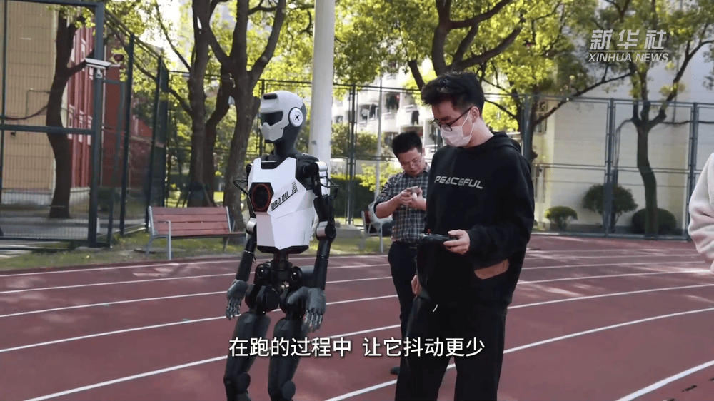 探访人形机器人：机器人“神秘跑者”
