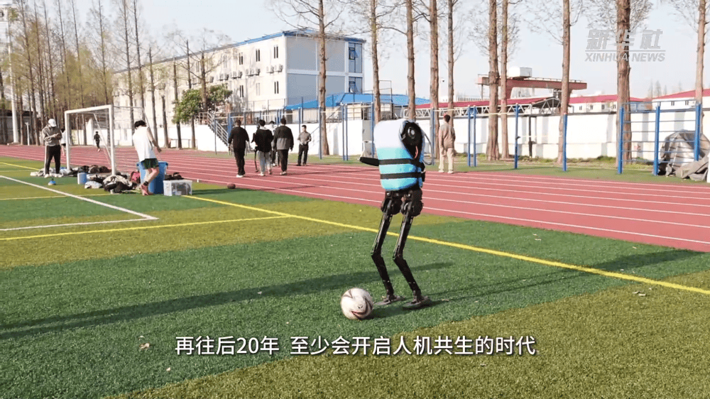 探访人形机器人：机器人“神秘跑者”