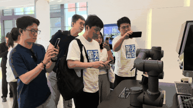 乌镇世界互联网科技馆，AI咖啡机器人“一键印花”