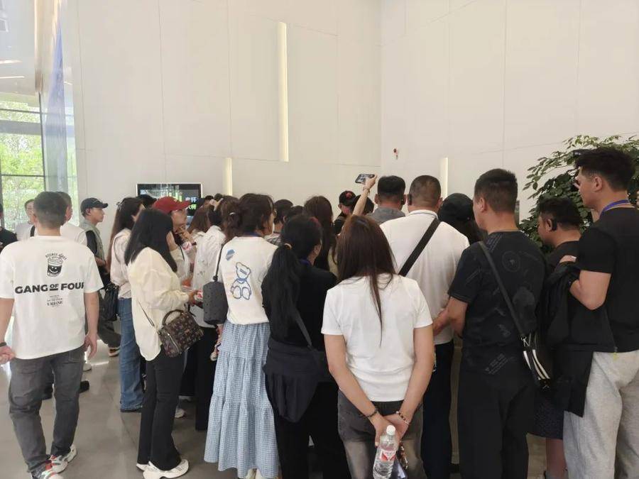 乌镇世界互联网科技馆，AI咖啡机器人“一键印花”
