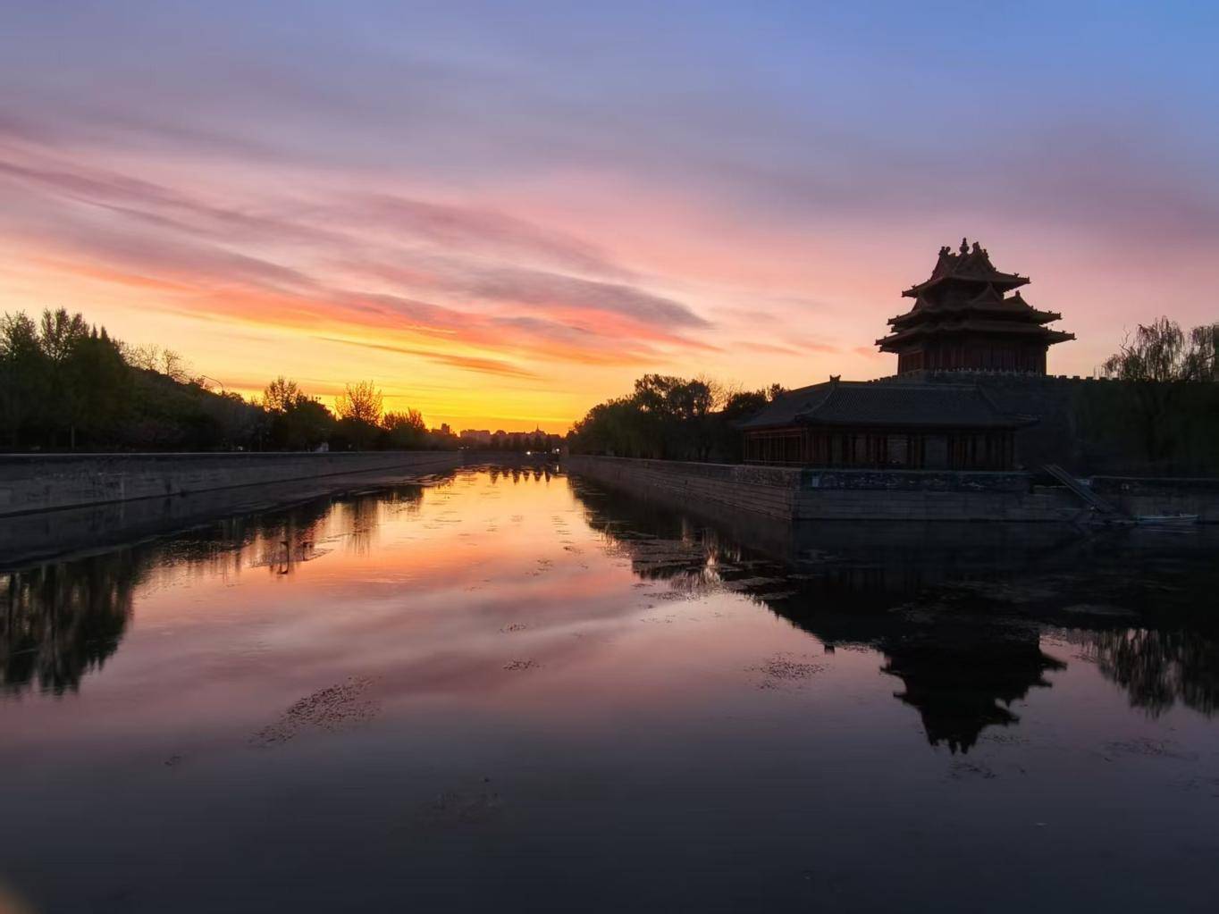 日出东方，霞光满天！今早，北京天空再现绚丽美景