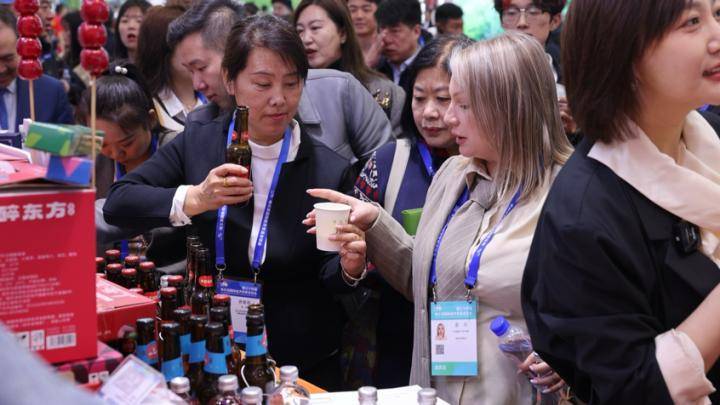 日出东方 福聚龙江 抚远市特色展品亮相哈洽会