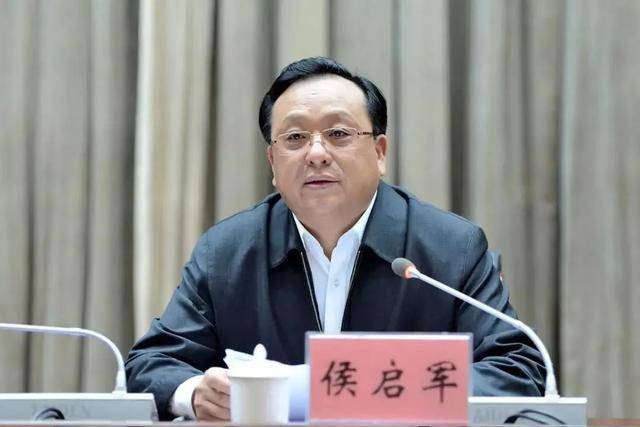 侯启军，任中国石化集团公司董事长